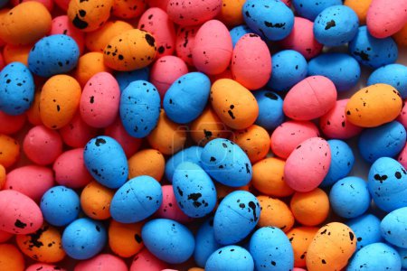 Foto de Muchos huevos de Pascua coloridos - Imagen libre de derechos