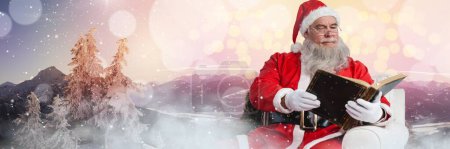 Téléchargez les photos : Père Noël avec paysage d'hiver livre de lecture - en image libre de droit
