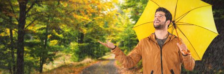 Téléchargez les photos : Image composite de toute la longueur du jeune homme tenant un parapluie jaune - en image libre de droit