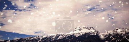 Téléchargez les photos : Vue à angle bas des montagnes enneigées - en image libre de droit
