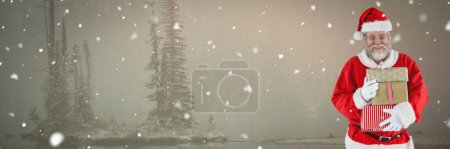 Foto de Santa con paisaje de invierno y regalos - Imagen libre de derechos