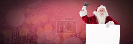 Foto de Santa sosteniendo una tarjeta blanca y teléfono - Imagen libre de derechos