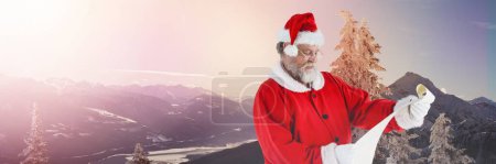 Téléchargez les photos : Père Noël en hiver avec liste de souhaits - en image libre de droit