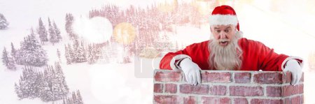 Téléchargez les photos : Père Noël avec paysage d'hiver dans la cheminée - en image libre de droit