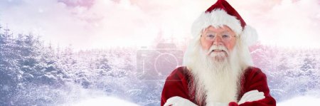 Téléchargez les photos : Père Noël en hiver avec les bras croisés - en image libre de droit