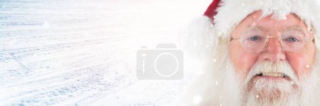 Foto de Santa Claus en invierno con nieve - Imagen libre de derechos
