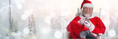 Téléchargez les photos : Père Noël en hiver avec téléphone - en image libre de droit