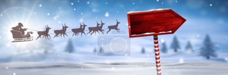 Téléchargez les photos : Panneau en bois dans le paysage d'hiver de Noël et le traîneau et le renne du Père Noël - en image libre de droit