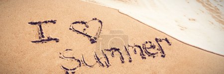 Téléchargez les photos : J'adore l'été écrit sur le sable - en image libre de droit