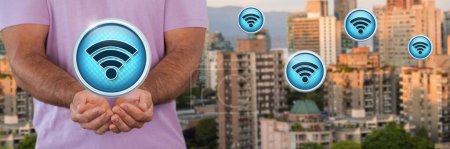 Foto de Iconos Wi-Fi y hombre con las manos abiertas en la ciudad - Imagen libre de derechos
