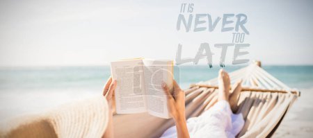 Téléchargez les photos : Image composite du livre de lecture de femme sur l'hamac à la plage - en image libre de droit