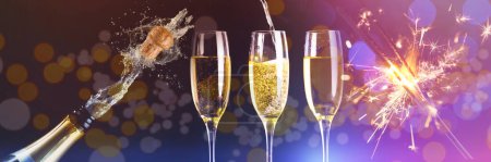 Téléchargez les photos : Image composite de deux verres pleins de champagne et un rempli - en image libre de droit