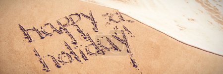 Téléchargez les photos : Bonne fête texte écrit sur le sable - en image libre de droit