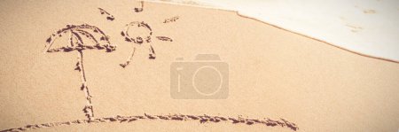 Foto de Sol y paraguas dibujados sobre arena - Imagen libre de derechos