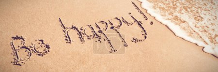 Téléchargez les photos : Soyez heureux écrit sur le sable - en image libre de droit
