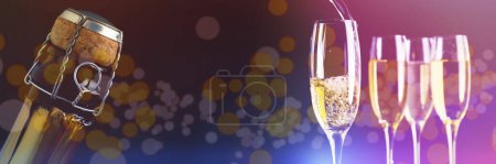 Téléchargez les photos : Image composite de verres pleins de champagne et un rempli - en image libre de droit