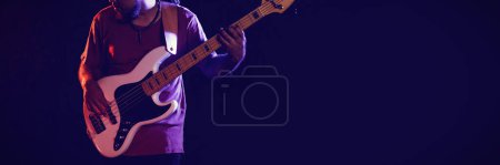 Téléchargez les photos : Guitariste performant au club - en image libre de droit