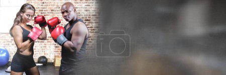Téléchargez les photos : Couple Boxer dans la salle de gym, espace de copie arrière-plan - en image libre de droit