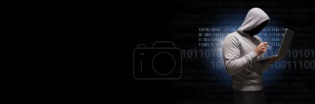 Téléchargez les photos : Pirate anonyme avec interface binaire de code informatique - en image libre de droit