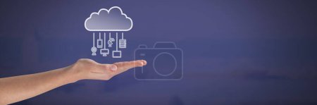 Téléchargez les photos : Main avec icône cloud et dispositifs de connexion suspendus - en image libre de droit