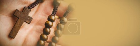 Téléchargez les photos : "Perles de chapelet main tenant
" - en image libre de droit