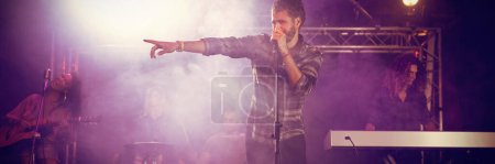 Téléchargez les photos : Chanteur masculin sur scène - en image libre de droit
