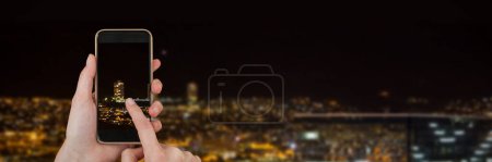 Téléchargez les photos : "Image composite d'une main humaine tenant un téléphone intelligent sur fond blanc" - en image libre de droit