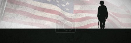 Foto de Imagen compuesta de silueta de soldado de pie con bandera americana - Imagen libre de derechos
