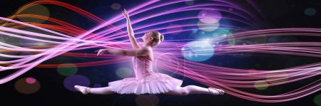 Téléchargez les photos : Danseuse aux courbes colorées éclatantes - en image libre de droit