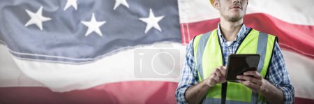 Téléchargez les photos : Image composite d'un ouvrier de la construction concentré avec tablette - en image libre de droit