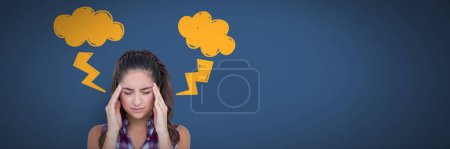 Téléchargez les photos : Composite numérique de jeune femme avec mal de tête sur fond bleu avec des flèches jaunes et blanches - en image libre de droit