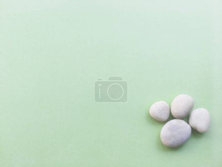 Téléchargez les photos : Spa en pierre blanche sur fond vert - en image libre de droit