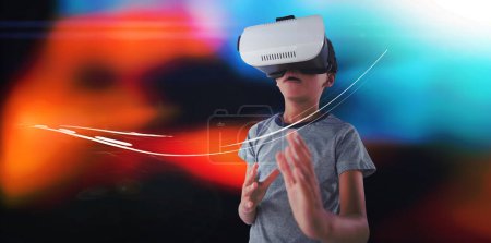 Téléchargez les photos : Garçon geste tout en utilisant casque de réalité virtuelle - en image libre de droit