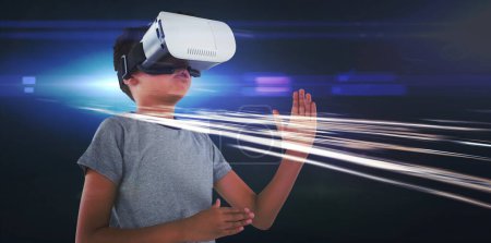 Téléchargez les photos : Garçon jouer en utilisant casque de réalité virtuelle - en image libre de droit