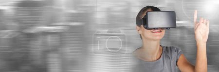 Foto de Mujer con gafas de casco de realidad virtual con transición de efectos de movimiento - Imagen libre de derechos