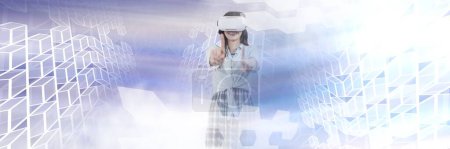 Téléchargez les photos : Femme utilisant un casque de réalité virtuelle avec des transitions géométriques - en image libre de droit