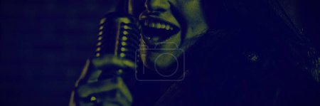 Téléchargez les photos : Portrait de chanteuse jouant dans une boîte de nuit - en image libre de droit