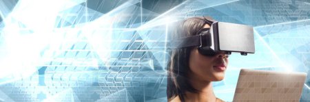 Téléchargez les photos : Femme utilisant une tablette avec des transitions géométriques et un casque de réalité virtuelle - en image libre de droit