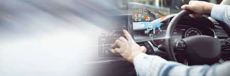 Téléchargez les photos : Homme conduisant dans une voiture avec interface d'affichage tête haute et transition - en image libre de droit
