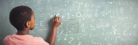 Téléchargez les photos : Image composite d'un enfant faisant des mathématiques - en image libre de droit