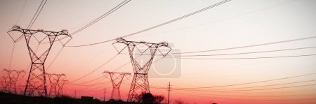 Téléchargez les photos : La silhouette en pylône électrique du soir - en image libre de droit