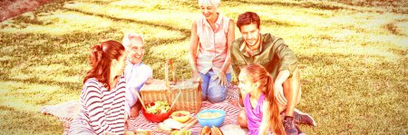 Foto de Familia feliz teniendo un picnic en el parque - Imagen libre de derechos