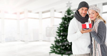 Téléchargez les photos : Couple d'hiver de Noël avec arbre de Noël et cadeau - en image libre de droit