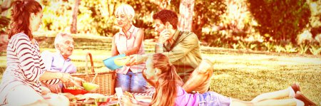 Foto de Familia feliz teniendo un picnic en el parque - Imagen libre de derechos