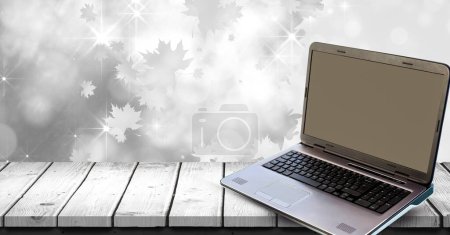 Téléchargez les photos : Feuilles d'automne et ordinateur portable sur la surface du bois - en image libre de droit
