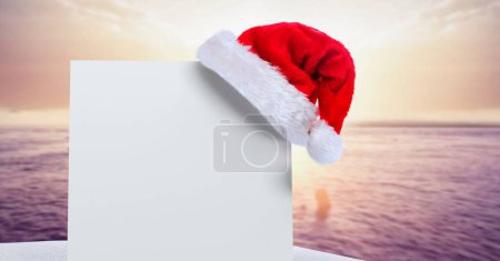 Foto de Signo en blanco con sombrero de Santa y mar - Imagen libre de derechos