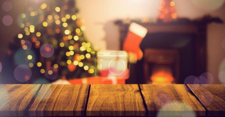 Foto de Casa de Navidad con árbol y media y superficie de madera con luces bokeh - Imagen libre de derechos