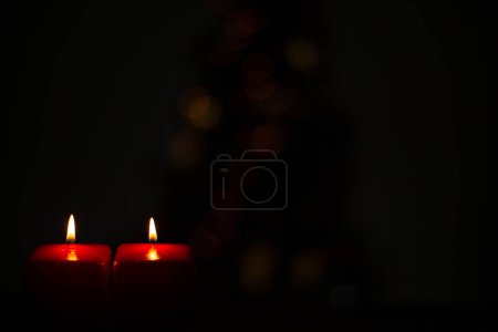 Téléchargez les photos : Image composite de deux bougies rouges - en image libre de droit