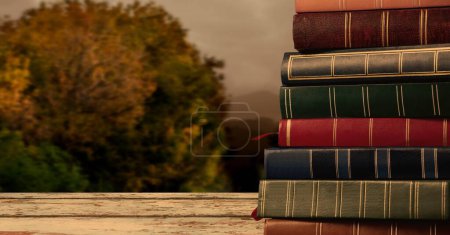 Téléchargez les photos : Arbres d'automne et livres sur la surface du bois - en image libre de droit
