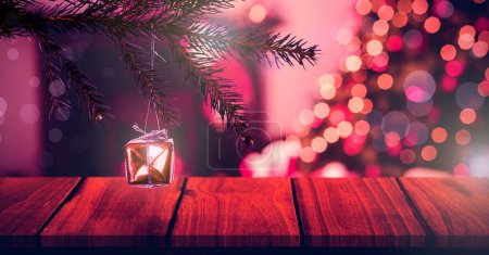 Foto de Superficie de madera y árbol de Navidad en casa con decoración de regalos - Imagen libre de derechos